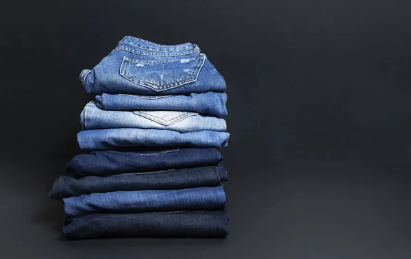 Pila Vari Jeans Azzurri Sfondo Nero Bellezza Moda Concetto Abbigliamento — Foto Stock