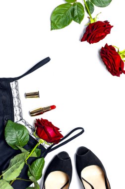 Kadın siyah T-shirt ceketle dantel, Klasik Ayakkabı, kırmızı ruj ve gül çiçekleri beyaz arka plan en iyi görünüm düz yatıyordu. Güzellik moda arka plan. Seksi giyim, moda bakmak, kadın tatil