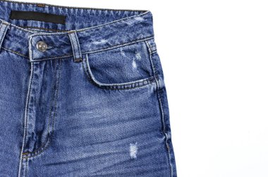 Kot üzerinde beyaz arka plan en iyi görünüm düz izole yatıyordu. Güzel mavi jeans detayını. Kot doku veya kot arka plan. Trend Giyim. Güzellik ve moda, giyim kavramı.