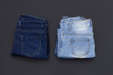 Yığın çeşitli kot siyah arka plan en iyi görünüm düz üzerinde yatıyordu. Güzellik ve moda, giyim kavramı. Güzel mavi jeans detayını. Kot doku veya kot arka plan. Kot pantolon koleksiyonu.