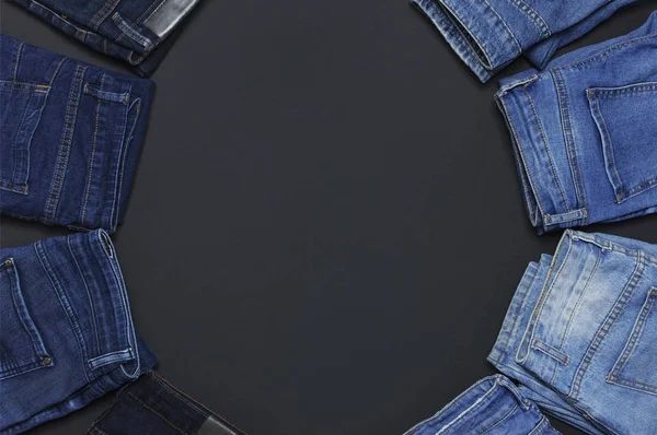 Lay rama różne jeansów na czarnym tle płaski widok z góry. Wszystko ładne niebieskie dżinsy. Tło tekstura lub denim Jeans. Trend, odzież. Uroda i moda, odzież koncepcja. — Zdjęcie stockowe