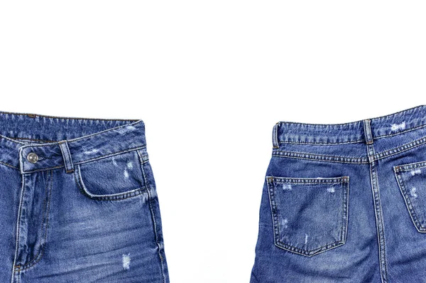 Calça jeans azul isolado no fundo branco vista superior flat lay. Detalhe de jeans azuis agradáveis. Textura de calça ou fundo de ganga. Roupa de tendência. Beleza e moda, conceito de vestuário . — Fotografia de Stock