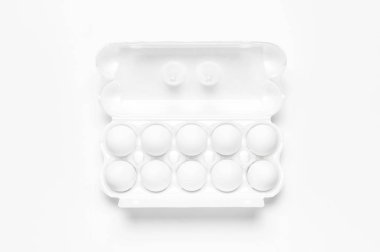 Beyaz tavuk yumurtası açık renkli üstüne beyaz ambalajın düz yatıyordu kopya alanı görüntüleyin. Yumurta kutusu doğal sağlıklı gıda, organik tarım kavramı. Yaratıcı yiyecekler minimalist arka plan, Paskalya