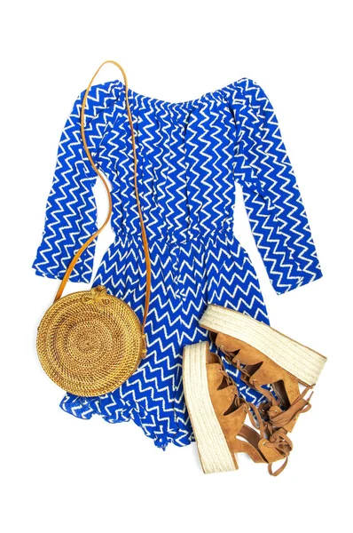 Стильная модная женская летняя одежда голубой комбинезон платье, сандалии круглый ротанга веточка эвкалипт на белом фоне — стоковое фото