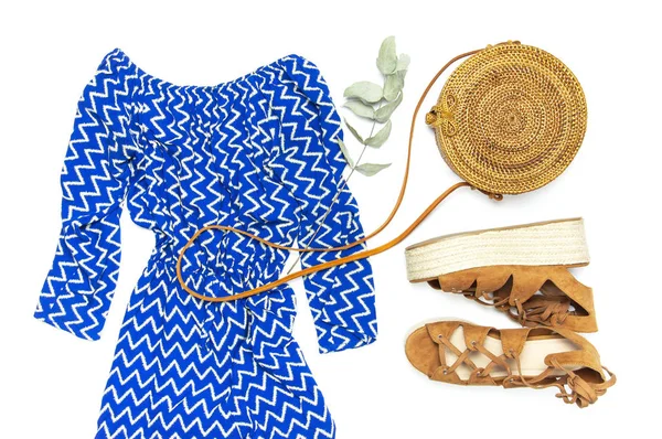 Стильний модний жіночий літній одяг синя сукня-джакузі, сандалі круглий ротанг сумка спритний евкаліпт на білому тлі Модний хіпстерський погляд Жіночий модний фон концепція блогу Плоский вигляд зверху — стокове фото