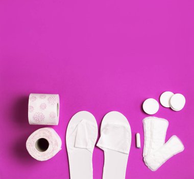 Beyaz kozmetik terlik, hijyen öğeleri, conta, tampon, pamuklu ped, hela kağıt üstünde pembe arka plan en iyi görünüm düz yatıyordu. Mock-up marka kozmetik Spa konsept tıp. Kişisel bakım ürünleri