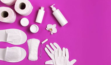 Beyaz eldiven terlik hijyen öğeleri conta tampon pamuk pedler tuvalet kağıdı tablet orkide çiçek pembe arka plan en iyi görünüm düz üzerinde yatıyordu kozmetik şişe kaplar. Spa konsept tıp marka model