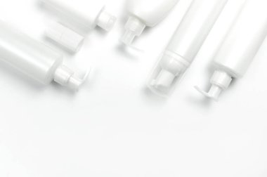 Beyaz arka plan en iyi görünüm düz beyaz kozmetik şişe kaplarda metin için yer yatırın. Marka mock-up, doğal organik güzellik ürün kavramı, minimalizm kozmetik tarzı kozmetik Spa