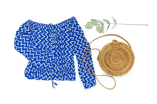 Стильная модная женская летняя одежда голубой комбинезон платье, круглый мешок ротанга веточка эвкалипт на белом фоне — стоковое фото