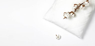 Yumuşak beyaz kapitone yastık ve açık renkli üstten görünüm Pamuğa Şubesi. Temiz yastık, iç öğesi, mockup tasarım şablonu yatak takımları