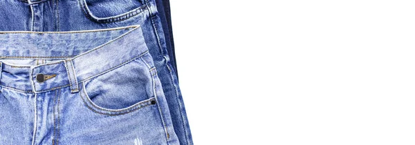 Niebieskie dżinsy na białym tle na białym tle płaski widok z góry określić. Wszystko ładne niebieskie dżinsy. Tło tekstura lub denim Jeans. Trend, odzież. Uroda i moda, odzież koncepcja. — Zdjęcie stockowe