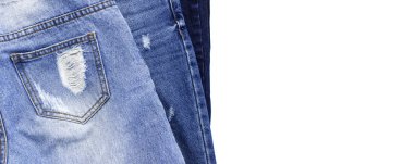 Kot üzerinde beyaz arka plan en iyi görünüm düz izole yatıyordu. Güzel mavi jeans detayını. Kot doku veya kot arka plan. Trend Giyim. Güzellik ve moda, giyim kavramı.