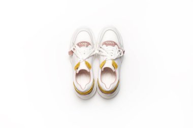 Beyaz arka planda beyaz kadın spor ayakkabıları. Moda blog veya dergi kavramı. Kadın ayakkabıları, trendy spor ayakkabıları, moda, stil, yaşam tarzı. Düz üst görünüm kopya alanı en az arka plan yatıyordu.