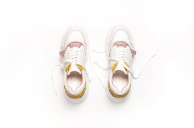 Beyaz arka planda beyaz kadın spor ayakkabıları. Moda blog veya dergi kavramı. Kadın ayakkabıları, trendy spor ayakkabıları, moda, stil, yaşam tarzı. Düz üst görünüm kopya alanı en az arka plan yatıyordu.