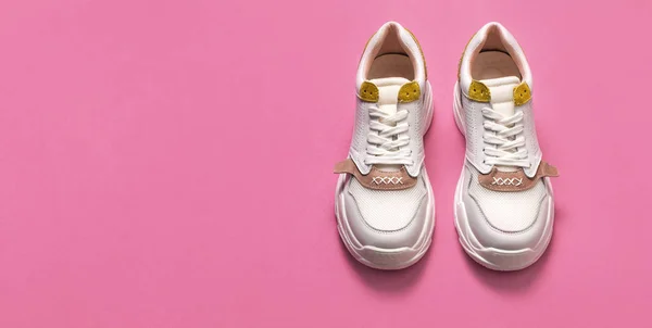 Zapatillas femeninas blancas sobre fondo rosa brillante. Blog de moda o concepto de revista. Zapatos de mujer, zapatillas de moda, moda, estilo, estilo de vida. Flat lay vista superior espacio de copia de fondo mínimo . —  Fotos de Stock