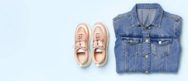 Mavi denim ceket ve mavi arka plan üst görünüm düz üzerinde trendy pembe spor ayakkabıları kopyalama alanı yatıyordu. Denim, moda ceket kadın veya erkek trend giyim, moda güzellik arka plan. Bahar Moda Konsepti