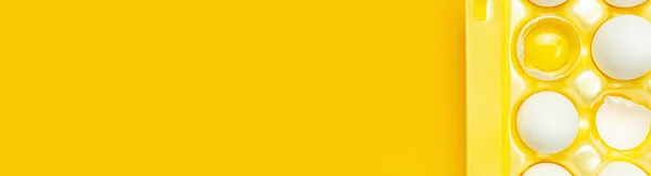 Jaja kurze biały w żółtym opakowaniu na żółtym tle góry widok płaski świeckich kopiować przestrzeń. Jaja w pole, naturalne zdrowe jedzenie i koncepcja rolnictwa ekologicznego. Kreatywne jedzenie minimalistyczny tło, Wielkanoc — Zdjęcie stockowe
