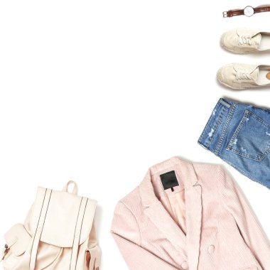 Şık kadınsı bahar giyim beyaz gömlek, mavi kot pantolon, pembe kadife ceket, bej espadrilles, sırt çantası, beyaz arka plan üzerinde saatler. Trendy hipster bakmak. Kadın arka plan blog konsepti Düz yatıyordu