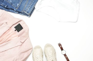 Şık kadınsı bahar giyim beyaz gömlek, mavi kot pantolon, pembe kadife ceket, bej espadrilles, beyaz arka plan üzerinde saatler. Trendy hipster bakmak. Kadın arka plan blog konsepti Düz yatıyordu üst görünümü