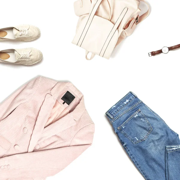 Κομψό θηλυκό ελατήριο ένδυσης λευκό πουκάμισο, μπλε τζιν, ροζ κοτλέ μπουφάν, μπεζ εσπανάνγιες, σακίδιο, ρολόγια σε λευκό φόντο. Μοδάτο χίπικο βλέμμα. Γυναικείο φόντο blog έννοια Flat Lay — Φωτογραφία Αρχείου
