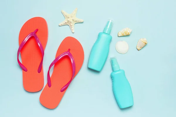 Zomer strand zee accessoires. Koraal flip flops, schelpen, Starfish, gele zonnebrandcrème fles, body spray op blauwe achtergrond Top View platte lay-out kopiëren. Zomer achtergrond vakantie vakantie reis concept — Stockfoto