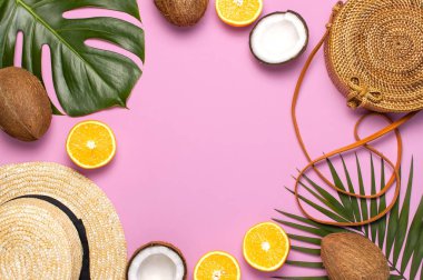 Yaz moda düz yatıyordu. Yuvarlak trendy rattan çanta Çerçeve, hasır şapka, tropikal palmiye yaprakları, hindistan cevizi, pembe arka plan üzerinde turuncu. En iyi görünüm kopyalama alanı. Modaya uygun bambu çanta. Yaratıcı tatil arka planı