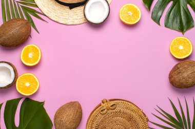 Yaz moda düz yatıyordu. Yuvarlak trendy rattan çanta Çerçeve, hasır şapka, tropikal palmiye yaprakları, hindistan cevizi, pembe arka plan üzerinde turuncu. En iyi görünüm kopyalama alanı. Modaya uygun bambu çanta. Yaratıcı tatil arka planı