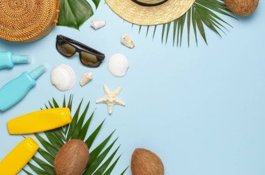 Yaz kompozisyon düz yatıyordu. Yuvarlak trendy Rattan çanta saman şapka güneş gözlüğü tropikal palmiye mavi arka planda Hindistan cevizi güneş ışığı yaprakları. Üst görünüm kopya alanı. Yaratıcı moda tatil zemin