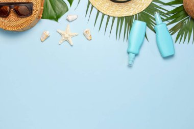 Yaz kompozisyon düz yatıyordu. Yuvarlak trendy Rattan çanta saman şapka güneş gözlüğü tropikal palmiye mavi arka planda Hindistan cevizi güneş ışığı yaprakları. Üst görünüm kopya alanı. Yaratıcı moda tatil zemin