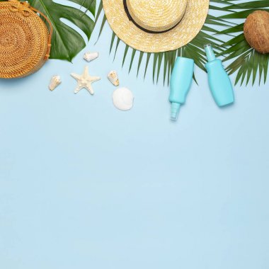 Yaz kompozisyon düz yatıyordu. Yuvarlak trendy Rattan çanta saman şapka tropikal palmiye mavi arka planda Hindistan cevizi güneş ışığı yaprakları. Üst görünüm kopya alanı. Yaratıcı moda tatil zemin