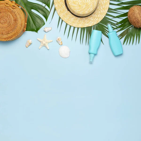 Summer composition flat lay. Round trendy rattan bag straw hat tropical palm leaves coconut sunscreen seashells on blue background. Top view copy space. Creative fashion vacation backdrop — Stock Photo, Image