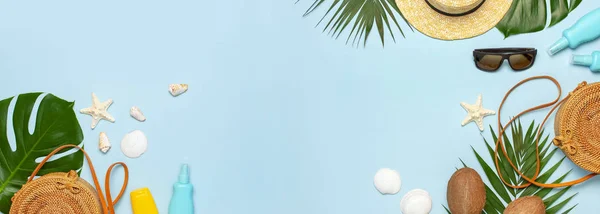 Yaz kompozisyon düz yatıyordu. Yuvarlak trendy Rattan çanta saman şapka güneş gözlüğü tropikal palmiye çerçeve mavi arka planda Hindistan cevizi güneş ışığı yaprakları. Üst görünüm kopya alanı. Yaratıcı moda zemin