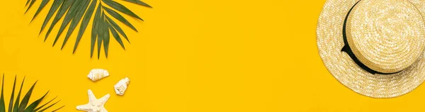 Sombrero de paja de verano de las mujeres, hojas de palma tropical, hoja de monstera, conchas, estrellas de mar sobre fondo amarillo vista superior plano yacía espacio de copia. Concepto de vacaciones de verano. Accesorio femenino, bandera larga del verano — Foto de Stock
