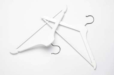 Düz yatıyordu üst görünüm Beyaz ahşap askıları beyaz arka plan kopyalama alanı minimalizm tarzı. Satılık indirim mağaza alışveriş konsepti, tasarım boş askı. Yaratıcı moda güzellik arka plan. Kadınsı blog