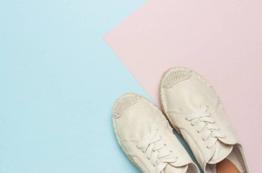 Renk pastel mavi pembe arka plan üzerinde bej şık kadın espadrilles. Bahar ayakkabı yaratıcı kavramı, moda blog veya dergi kavramı Düz üst görünüm kopyalama alanı yatıyordu
