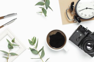 Eski retro kamera defter günlüğü fincan kahve okaliptüs beyaz zemin üzerine bırakır. Düz yatıyordu üstten görünüm kopya alanı. Şık en az kompozisyon sanat mockup kadınsı Resepsiyon çalışma alanı