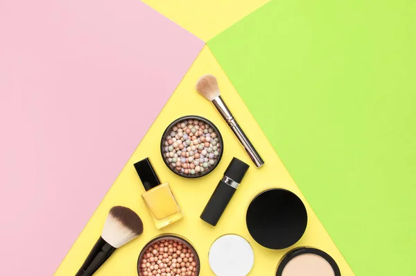 Fundo de moda criativa. Conjunto de cosméticos decorativos rímel em pó batom sombra escova de maquiagem blush no fundo colorido vista superior Flat lay espaço de cópia. Conceito de blogueiro de beleza. Maquiagem — Fotografia de Stock