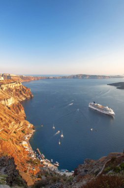 Gün batımında deniz manzaralı güzel manzara. Ege Denizi'nde cruise liner, Thira, Santorini adası, Yunanistan. Mavi denize, kalderaya ve volkana bakan yaz deniz manzarası, seyahat konsepti