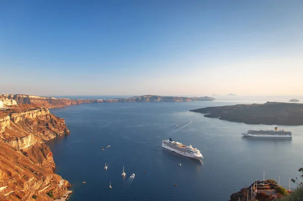 Hermoso paisaje con vista al mar en la puesta del sol. Crucero en el Mar Egeo, Thira, isla de Santorini, Grecia. Paisaje marino de verano con vistas al mar azul, caldera y volcán, concepto de viaje — Foto de Stock