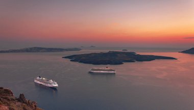 Gün batımında deniz manzaralı güzel manzara. Ege Denizi'nde cruise liner, Thira, Santorini adası, Yunanistan. Mavi denize, kalderaya ve volkana bakan yaz deniz manzarası, seyahat konsepti