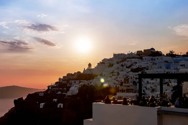 Nádherný západ slunce s výhledem na Egejské moře, ostrov Santoríni, Řecko, Evropa. Večerní výhled na město s klasickou bílou řeckou architekturou, kostely, domy. Slavný cestovní cíl — Stock fotografie