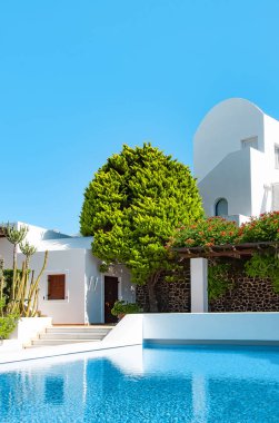 Havuz güzel görünümü, Klasik beyaz Yunan mimarisi, Santorini, Yunanistan, Ege Denizi, Avrupa. Seyahat konsepti, şık otel, yüzme havuzu ile evin bir parçası. Tatil arka planı
