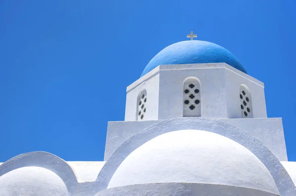 Όμορφη παλαιά Ορθόδοξη λευκή εκκλησία με γαλάζιο θόλο στον γαλάζιο ουρανό, Οία, Σαντορίνη, Ελλάδα, Ευρώπη. Κλασική λευκή Ελληνική αρχιτεκτονική, σπίτια, εκκλησίες. Η έννοια του ταξιδιού, λεπτομέρειες της Σαντορίνης — Φωτογραφία Αρχείου