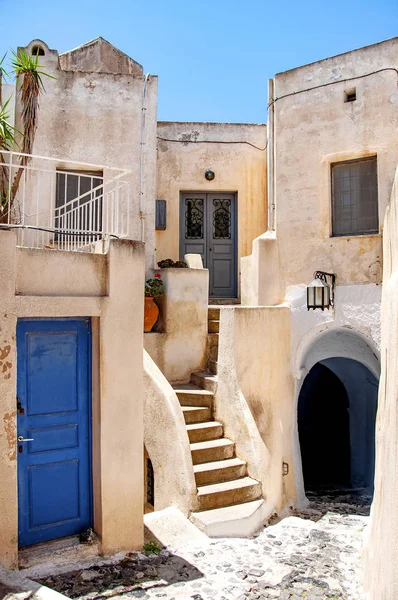 Klasická Řecká architektura s modrými dveřmi a okenicemi, Santoríni, Řecko, město Pyrgos, Evropa. Cestovní koncept, podrobnosti o jedné z nejkrásnějších turistických destinací na světě — Stock fotografie