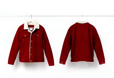 Kırmızı kadife erkek ceketi ön ve arka beyaz ceket askı üzerinde beyaz duvar düz karşı çubuk yatıyordu. Erkek moda, gençlik hipster giysiler şık şey denim trendy ceket, mağaza satış konsepti