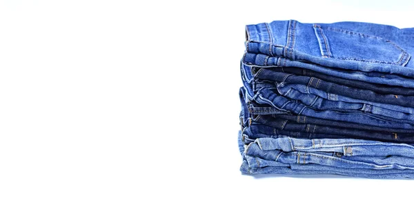 Montón de varios vaqueros azules sobre fondo blanco. Belleza y moda, concepto de ropa. Detalle de bonitos vaqueros azules. Textura de vaqueros o fondo denim. Colección de jeans — Foto de Stock