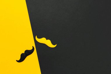 Yaratıcı parti dekorasyon konsepti. Siyah ve sarı bıyık, fotoğraf kabinleri için sahne, siyah sarı arka plan üst görünüm düz düz üzerinde karnaval partileri kopya alanı Babalar günü Erkekler günü farkındalık ay yatıyordu