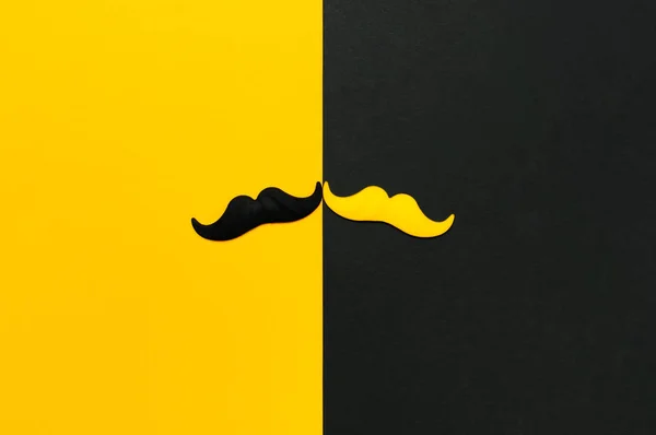 Conceito de decoração de festa criativa. bigode preto e amarelo, adereços para cabines de fotos, festas de carnaval em fundo amarelo preto vista superior plana espaço de cópia Dia do pai Saúde dos homens mês de conscientização — Fotografia de Stock