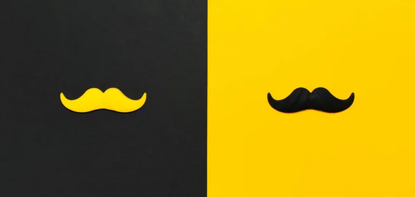 Conceito de decoração de festa criativa. bigode preto e amarelo, adereços para cabines de fotos, festas de carnaval em fundo amarelo preto vista superior plana espaço de cópia Dia do pai Saúde dos homens mês de conscientização — Fotografia de Stock