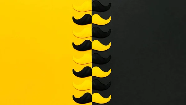 Conceito de decoração de festa criativa. bigode preto e amarelo, adereços para cabines de fotos, festas de carnaval em fundo amarelo preto vista superior plana espaço de cópia Dia do pai Saúde dos homens mês de conscientização — Fotografia de Stock